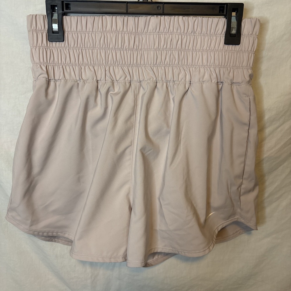 NWT $45 Nike One Dri-FIT Ultra High-Waisted 3" Shorts Women's Size Medium DX6642